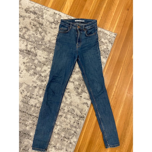 Zara Denim - ZARA Medium Wash Denim- high-rise Zara Denim - ZARA Medium Wash Denim- high-rise